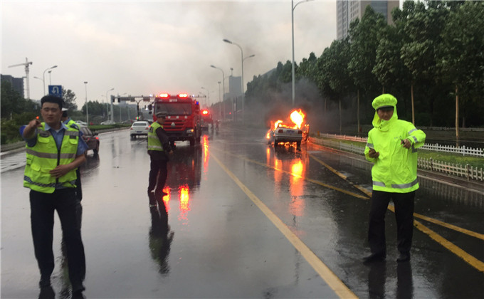 北京路联通路路口东100米处，一辆小轿车发生自燃.JPG